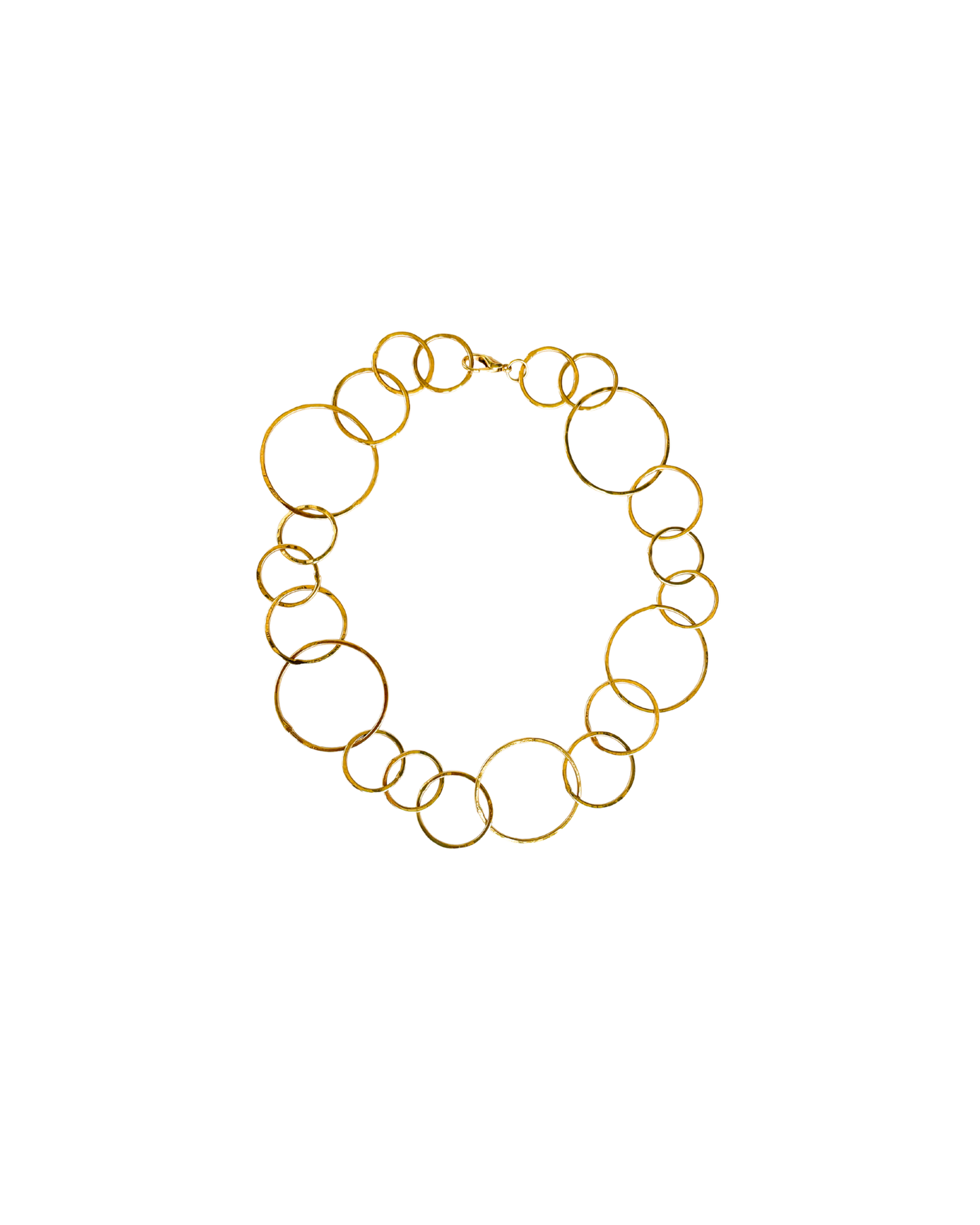 COLLAR CORTO CON AROS DORADOS