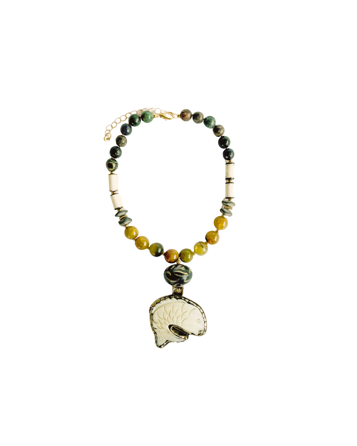 COLLAR CORTO CON PIEDRAS Y DIJE DE PEZ GRANDE