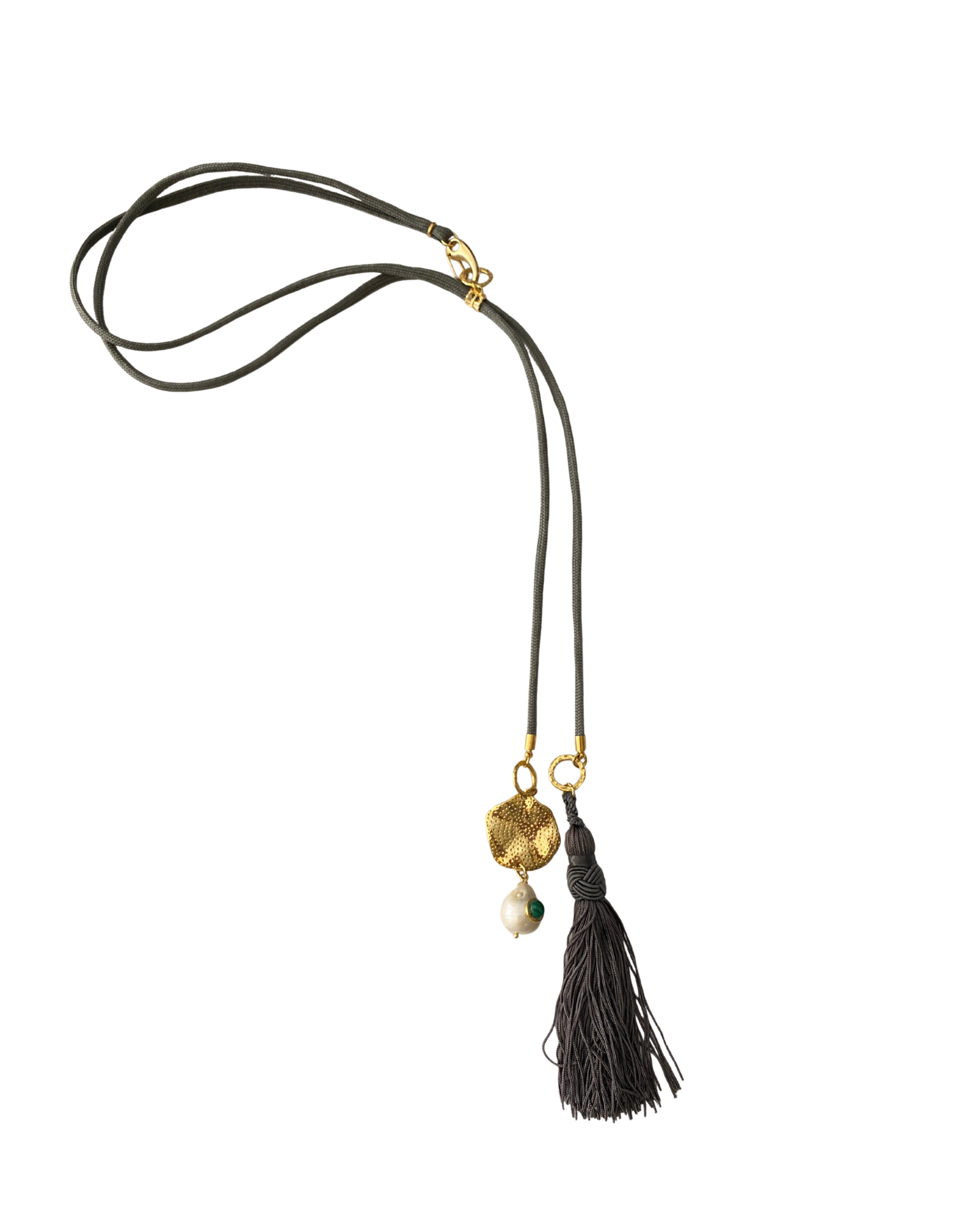 COLLAR LARGO CON CORDÓN, DIJE, POMPÓN Y PERLA