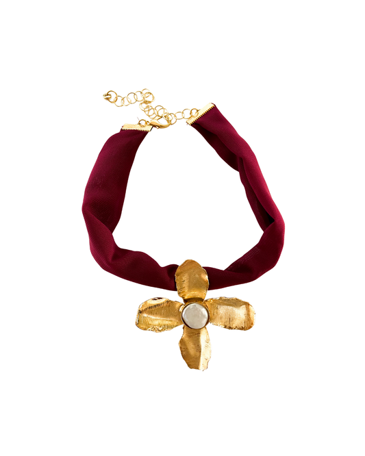 COLLAR CORTO CON TERCIOPELO Y FLOR CON PERLA
