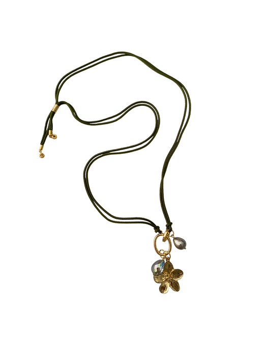 COLLAR LARGO CORDÓN, DIJE FLOR Y PERLA