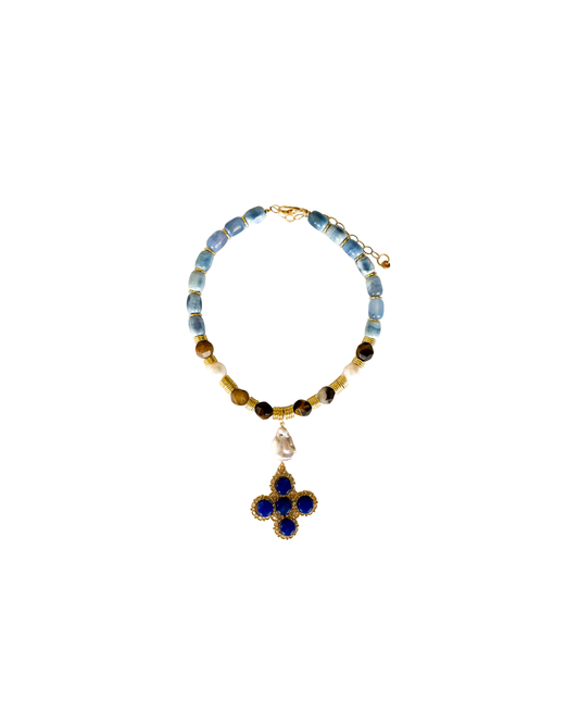 COLLAR CORTO CON PIEDRAS Y DIJE DE CRUZ