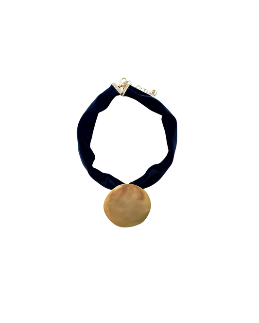 CHOKER CON TERCIOPELO Y DIJE CIRCULAR DORADO