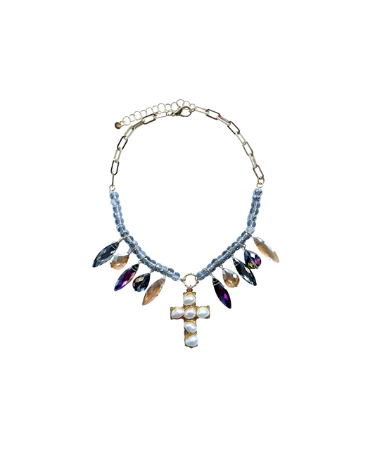 COLLAR CORTO CON CRISTALES VARIOS Y DIJE CRUZ DE PERLA
