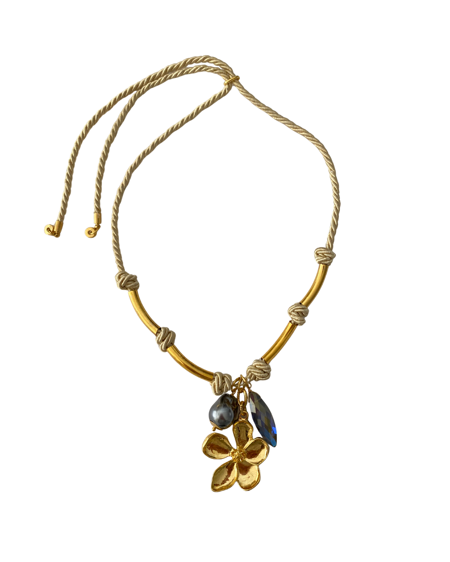 COLLAR CORTO CON CORDÓN, FLOR Y PERLA