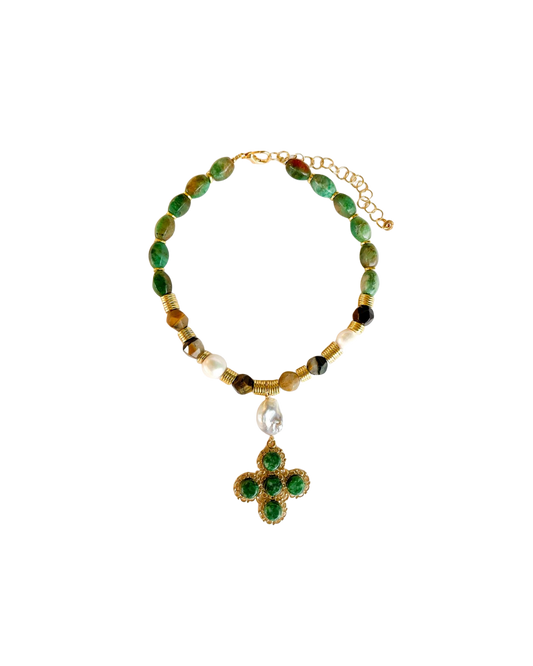 COLLAR CORTO CON PIEDRAS Y DIJE DE CRUZ