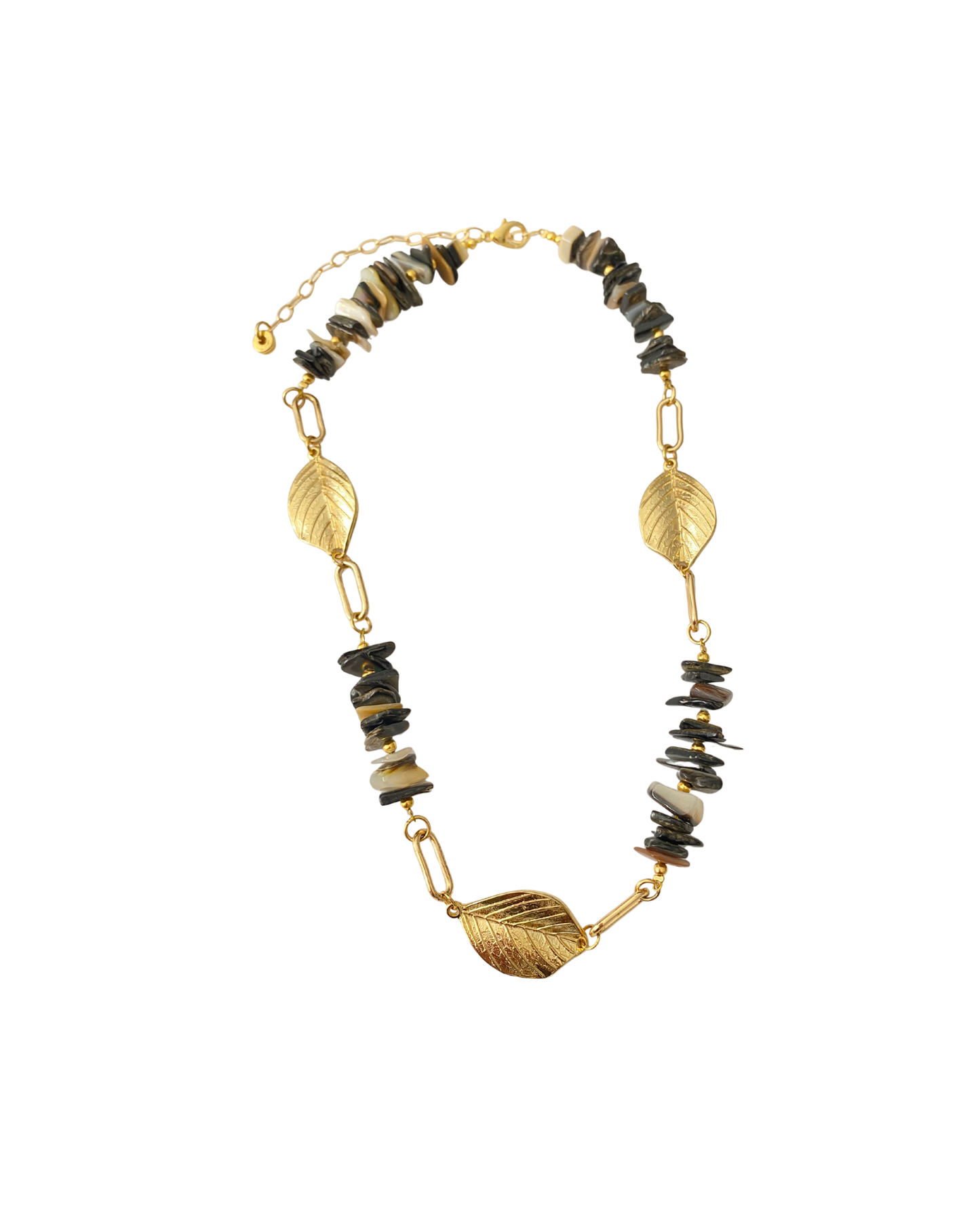 COLLAR CORTO CON CHIPS Y HOJAS