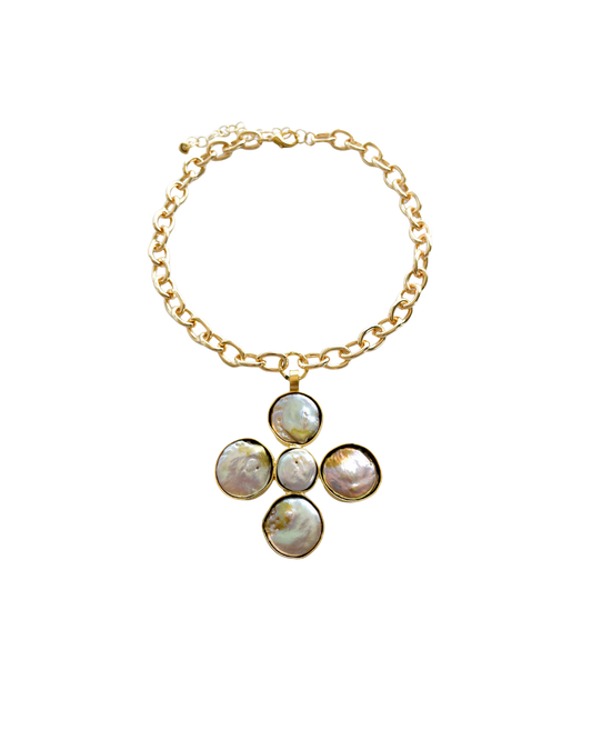 COLLAR CORTO CON CRUZ DE PERLAS