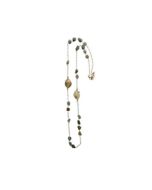 COLLAR LARGO CON PIEDRAS Y HOJA