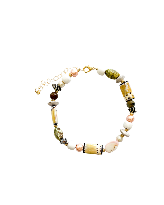 COLLAR CORTO CON CONCHA Y PIEDRAS