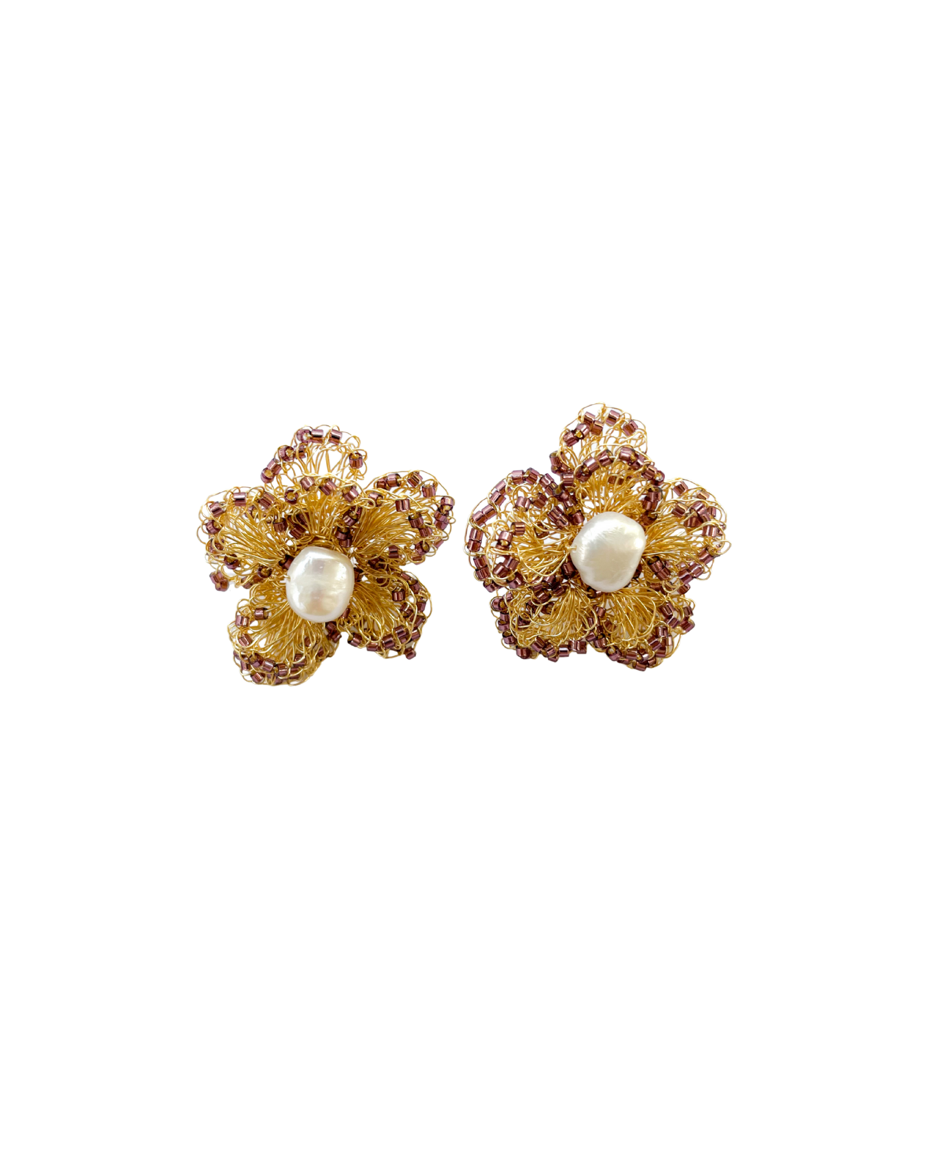 ARETE TEJIDO EN FORMA DE FLOR CON PERLA