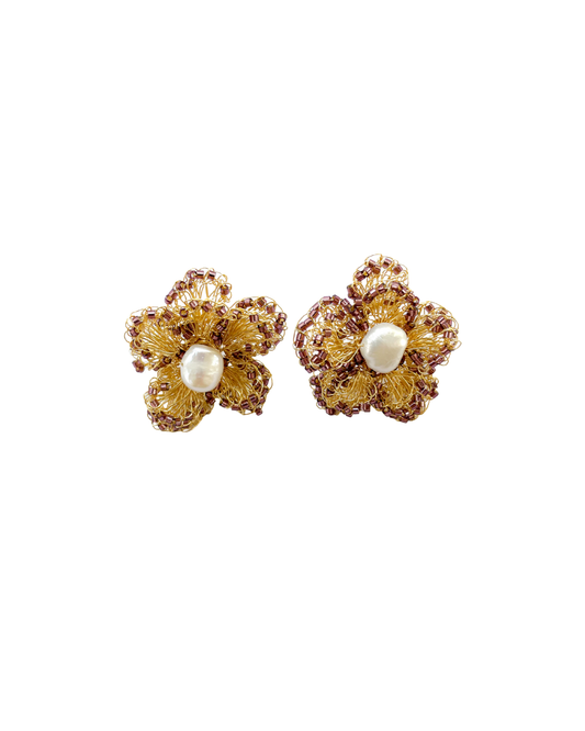 ARETE TEJIDO EN FORMA DE FLOR CON PERLA