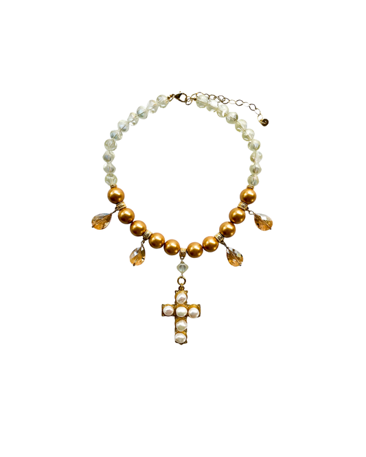 COLLAR CORTO CON PERLAS Y CRUZ