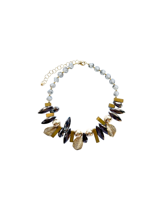 COLLAR CORTO CON CRISTALES Y HOJAS