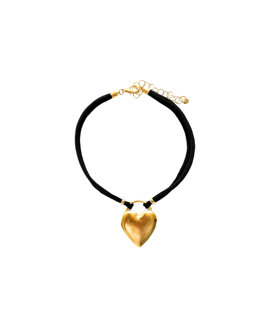 COLLAR CORTO CON CORDÓN Y DIJE CORAZÓN