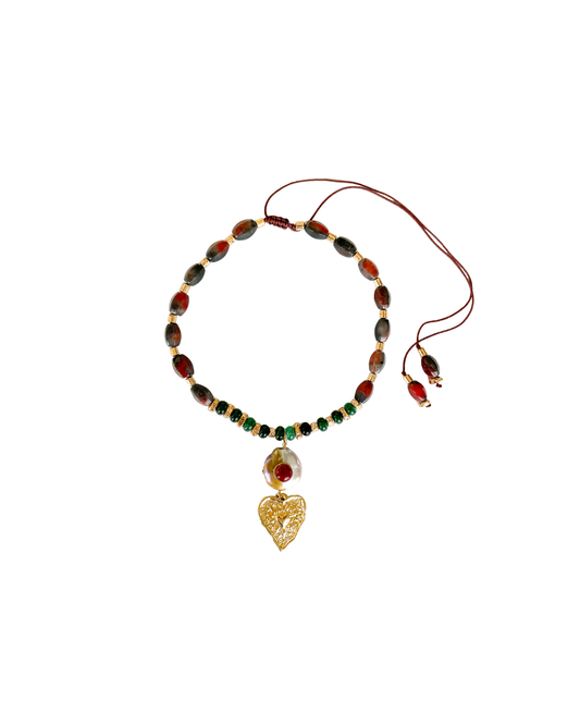 COLLAR CORTO CON PIEDRAS, PERLA Y CORAZÓN