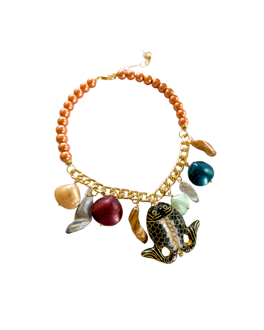 COLLAR CORTO CON PERLAS, CONCHAS Y DIJE PEZ