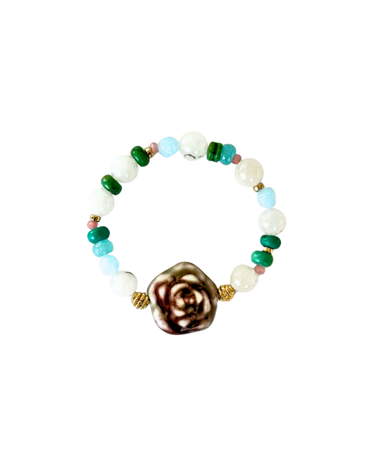 PULSERA DE PIEDRAS CON DIJE DE FLOR