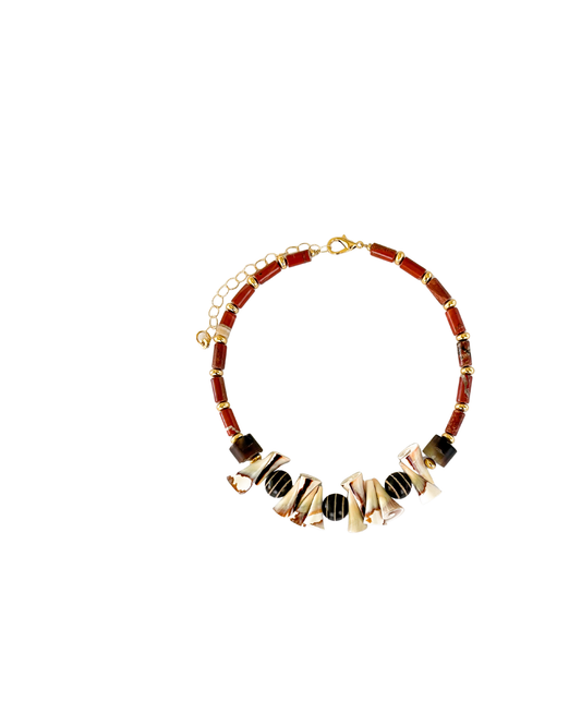 COLLAR CORTO CON PIEDRAS Y CONCHAS