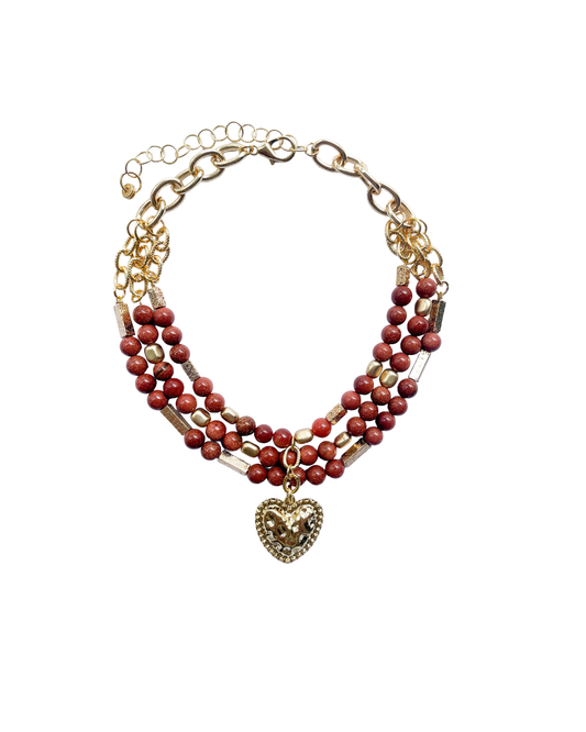 COLLAR CORTO CON VARIOS HILOS DE PIEDRAS Y DIJE DE CORAZÓN