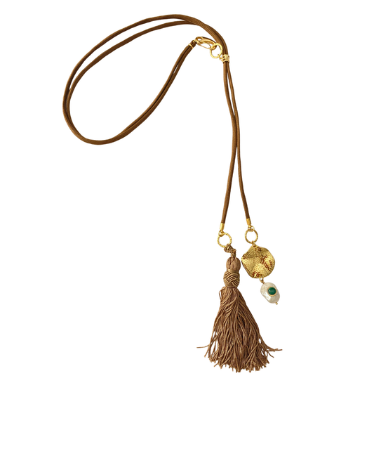 COLLAR LARGO CON CORDÓN, POMPÓN, DIJE Y PERLA