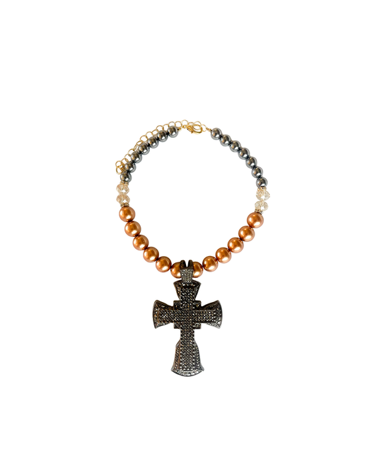 COLLAR CORTO CON PIEDRAS Y DIJE DE CRIZ GRANDE