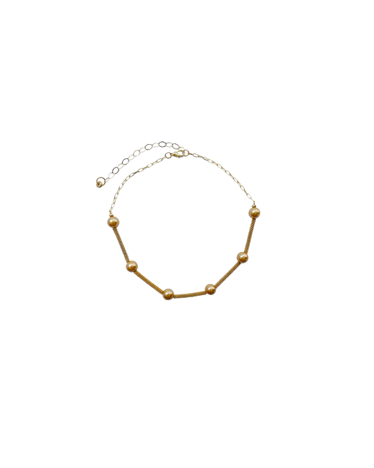 COLLAR CORTO CON BOLAS DORADAS