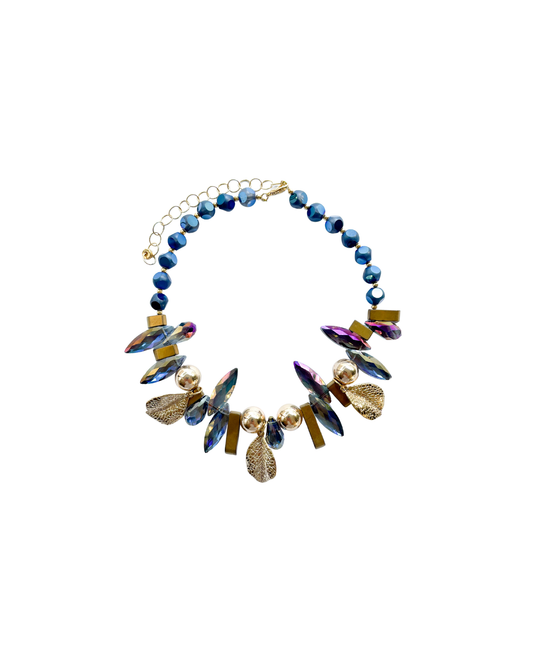 COLLAR CORTO CRISTALES Y HOJAS