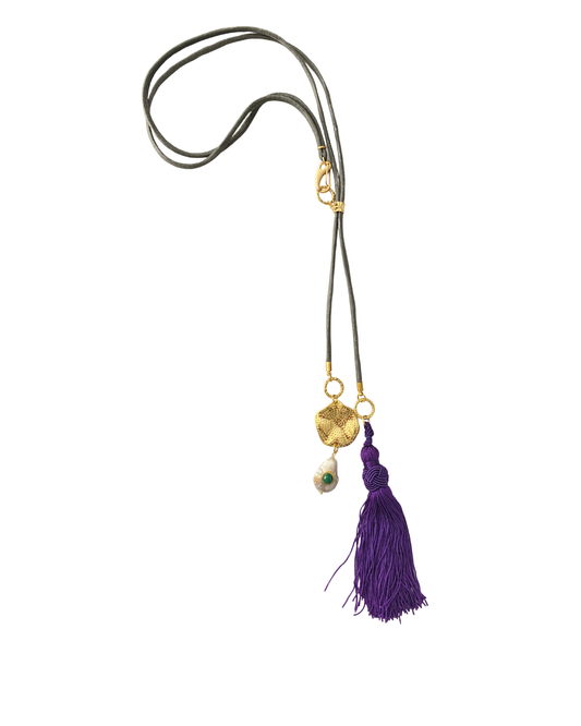 COLLAR LARGO CON CORDÓN, POMPÓN, DIJE Y PERLA