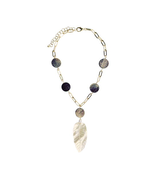 COLLAR CORTO CON MADRE PERLA Y HOJA