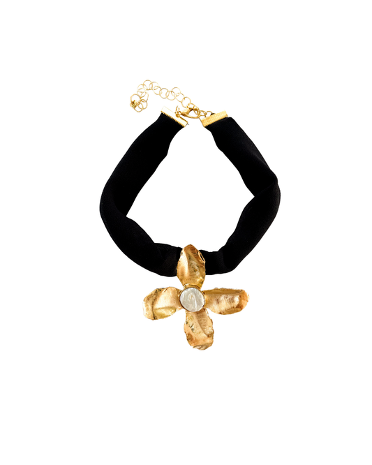 COLLAR CORTO CON TERCIOPELO Y FLOR
