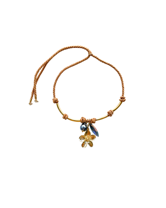 COLLAR CORTO CON CORDON Y FLOR