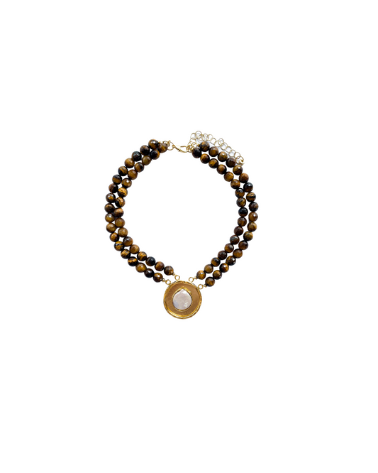 COLLAR CORTO CON DOS HILOS DE PIEDRAS Y DIJE CIRCULAR